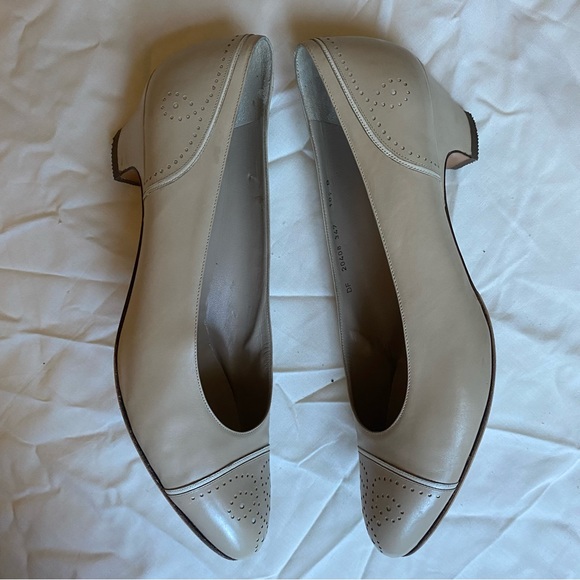 Vintage Ferragamo Nude Pumps with Brogue Detailing - Picture 4 of 7